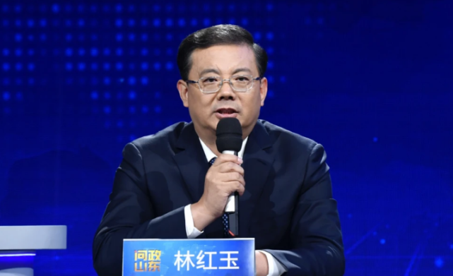 中学教师,此后历经多个岗位,曾任荣成市委常委,石岛管理区党工委书记