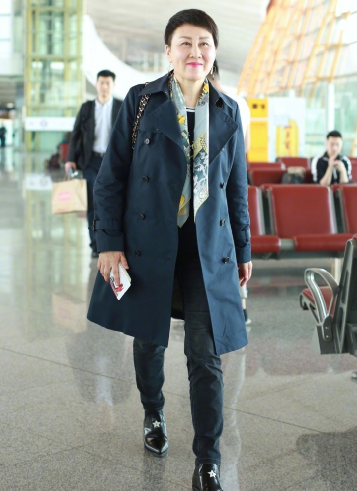 张凯丽的老人装好潮大衣配皮裤干练气质拎双色包太奢华