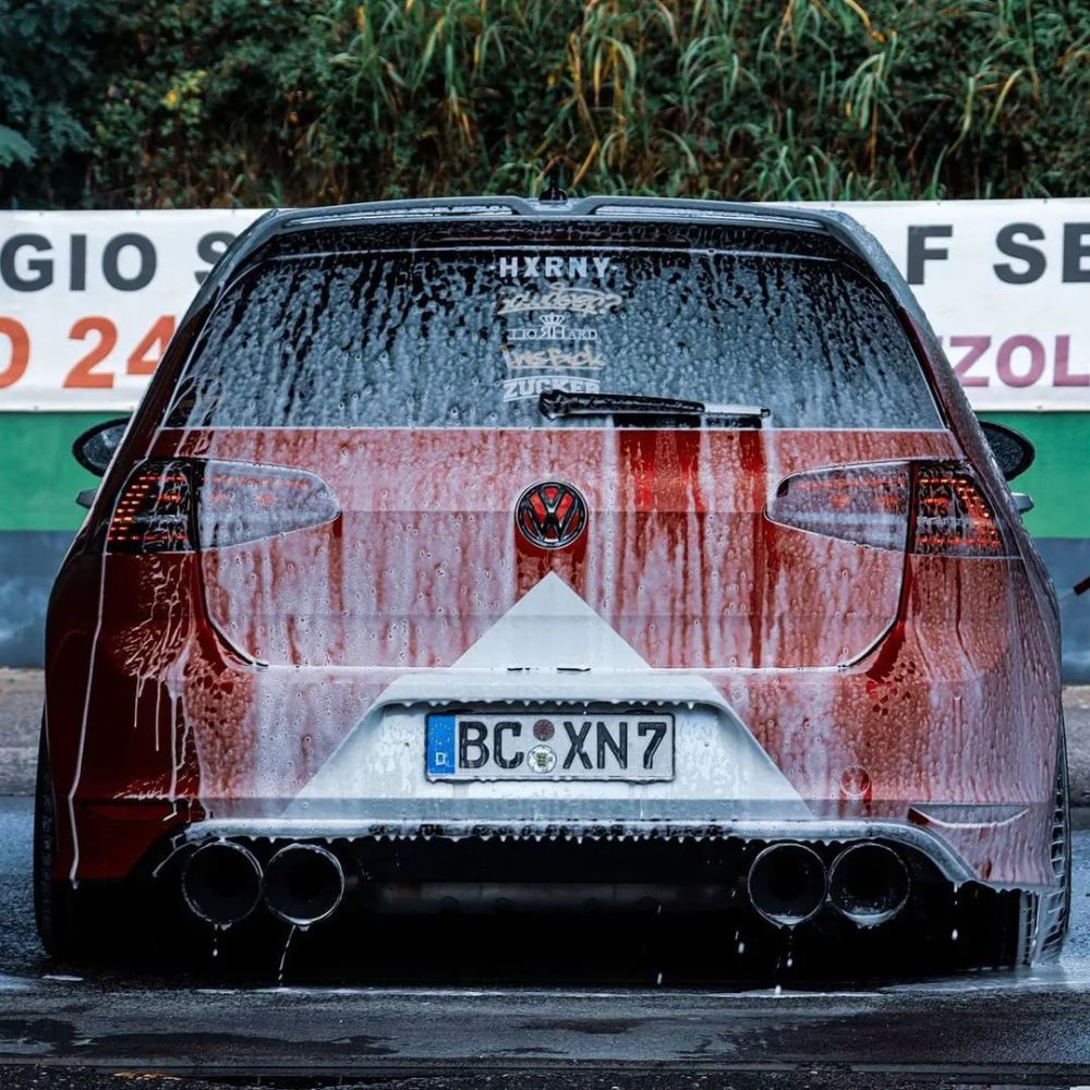 国外一哥们给自家的7代高尔夫r贴了一套万宝路涂装.你也喜欢改装?