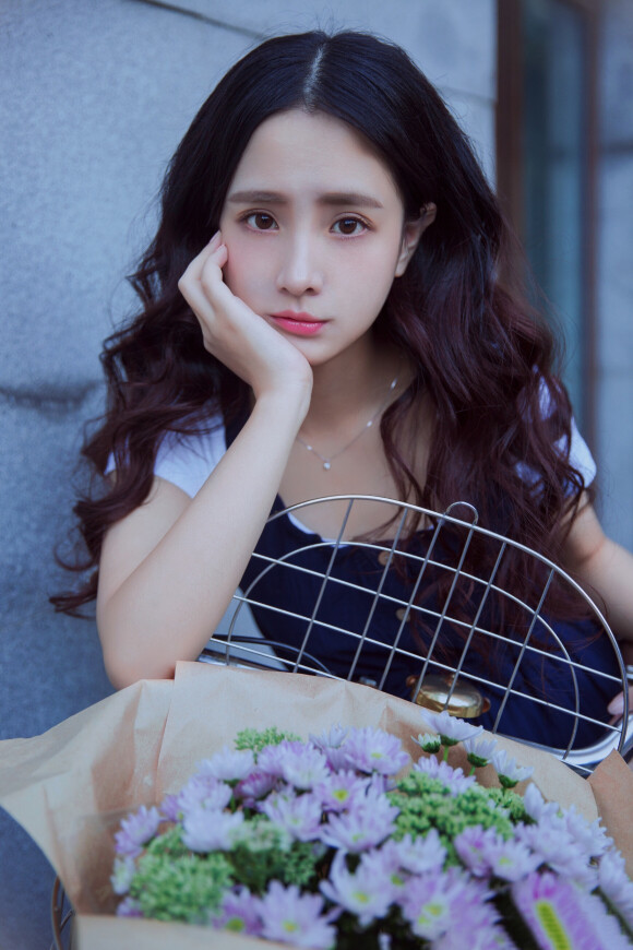 《花间提壶》的男主角沈勇的扮演者雷牧也在微博公布要退出娱乐圈了