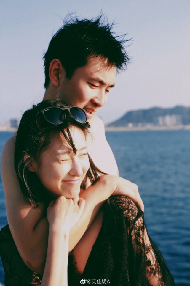 王彦霖公开恋情半个月女友艾佳妮首次秀恩爱晒锁脖合影好甜