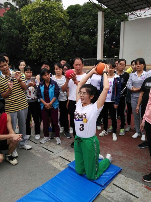 一开始,学生可以跪在垫子上,着重练习实心球投掷的方法和角度.