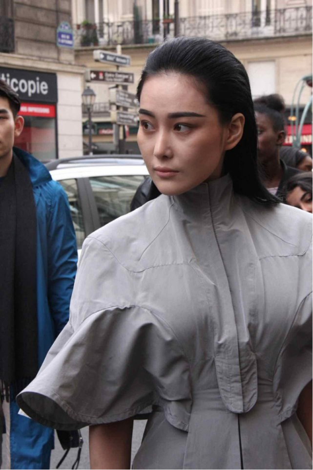 张馨予厉害了大背头发型搭配连衣裙美出了新高度高贵大气