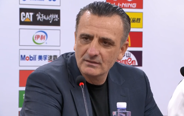 赛后,山东男篮执行教练罗萨携球员代表贾诚参加了发布会.