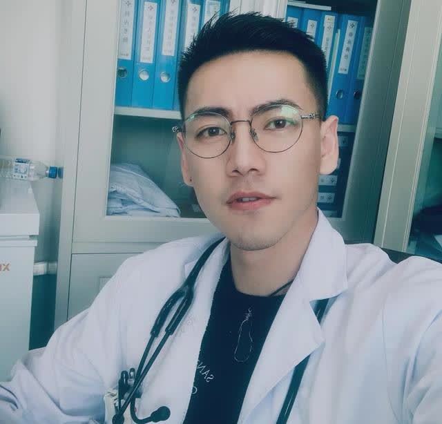 小哥哥目前生活在上海,职业是一枚医生,穿着白大褂的模样很是帅气.