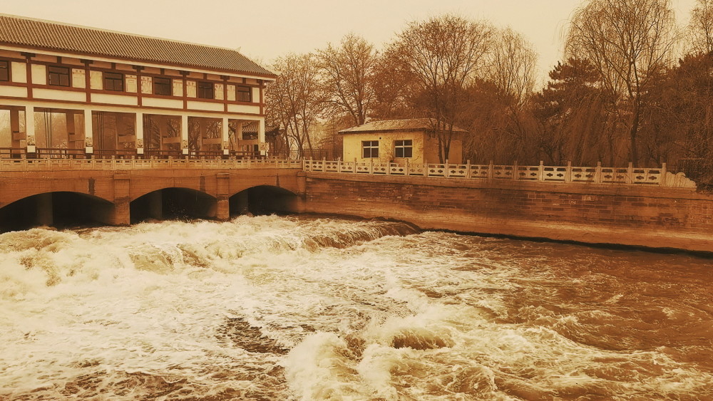 "这首《观两坝》中的两坝,就是指宁夏引黄灌区的唐徕渠和汉延渠两坝进
