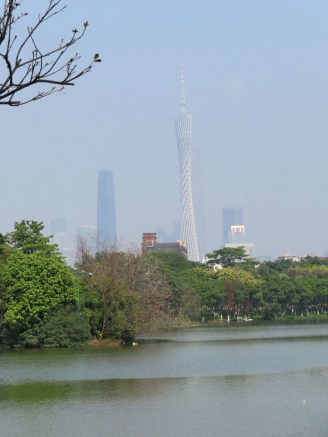 海珠湖公園距離廣州塔僅有2個地鐵站,與廣州塔,體育中心在一條直線上