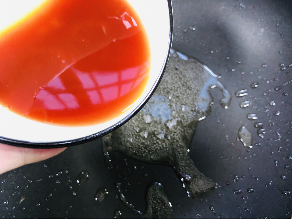 菠萝咕噜肉,甜酸酱汁是整道菜的"关键"所在,记住口诀不再失败