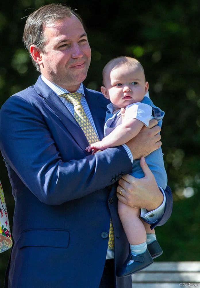 欧洲最富小王子10个月长牙了,偷吃脆饼真呆萌,被发现后好可爱