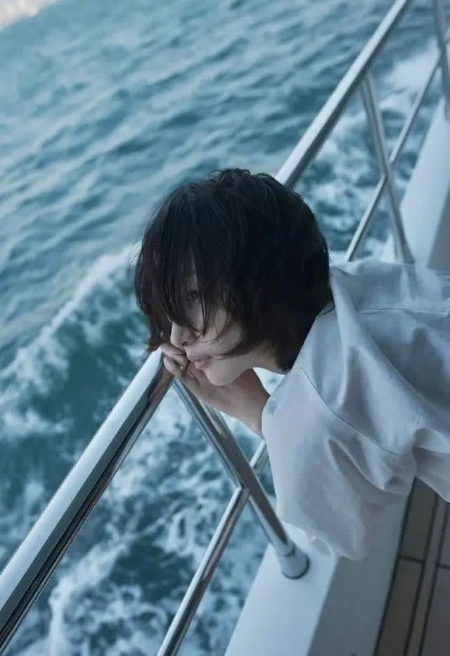 服了周冬雨!一头乱发却满满的高级感,半睡半醒间太迷人