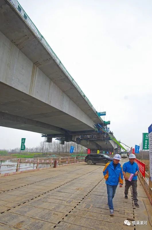 漯河境內單跨最大的西環路沙河大橋快要合攏了