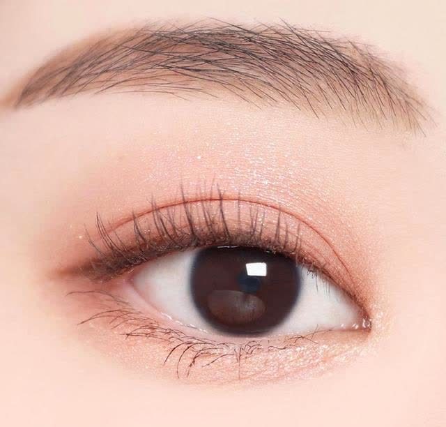 新手眼影教学,正确眼影晕染方式,眼窝范围,画出自然渐层感