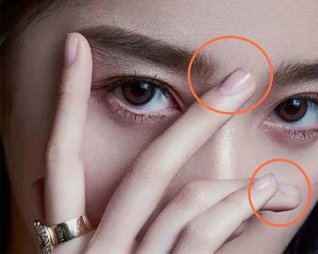 关晓彤精修照片里指甲缝有不明黑泥?美少女不应该都爱美甲吗?