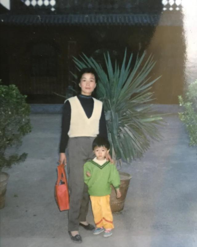 周冬雨爸爸:车祸去世留下孤儿寡母,妻子改嫁后弥补女儿父爱缺憾_腾讯