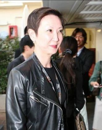 嫁二婚徐克,对方痴缠小30岁女助理,她离婚后仍是娱乐圈大姐大