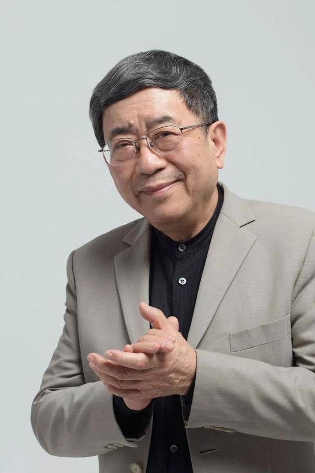 让余秋雨为她抛弃妻女,原配还表示不怪她,马兰到底有何魅力?_腾讯新闻