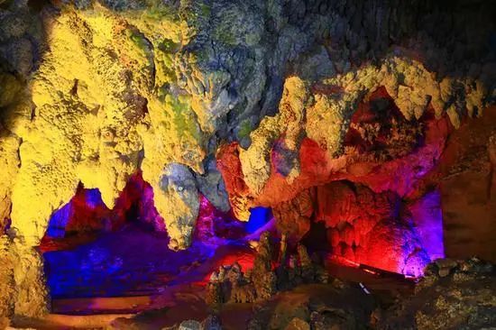 86版《西游记》中,孙悟空三借芭蕉扇时进的芭蕉洞,其取景地就在广西