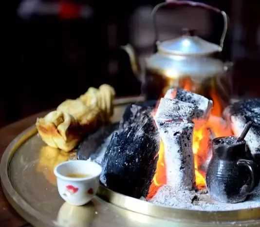 甘肃武山,吃着酥脆的油饼,喝着醇香的罐罐茶,是人生一大乐事