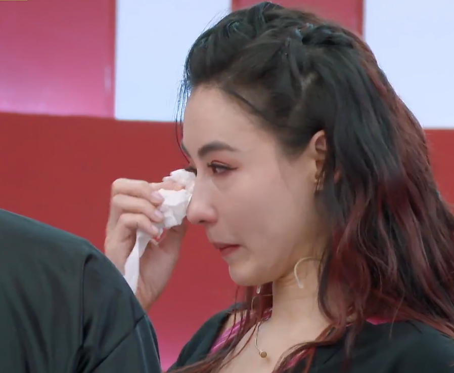 张柏芝"流泪照"火了,节目组把镜头放大十倍后,她真有40岁?_腾讯新闻