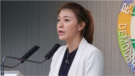 绿媒挨批民进党已婚"立委"王定宇与同党发言人颜若芳被媒体跟拍爆料