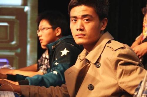 鼠大王又叫老鼠,原名沈佳麒,以solo能力强,gank凶狠著称,在dota1时代