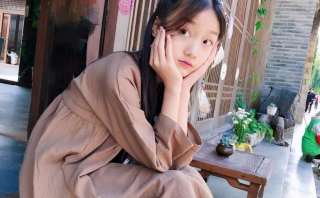 赵薇"女儿"因长得太美,被全网禁止整容,13岁颜值不输当红小花