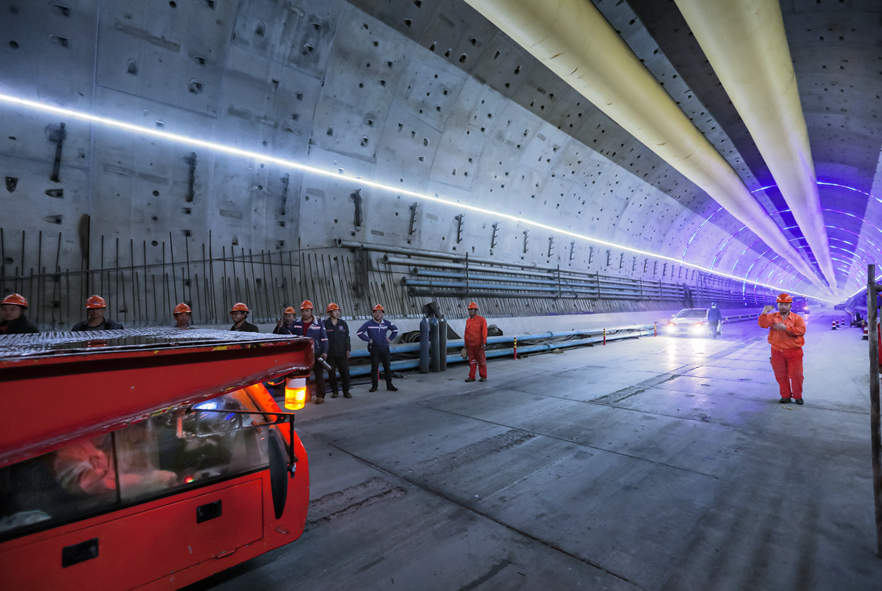 温州市域铁路首条超大直径越江隧道顺利贯通