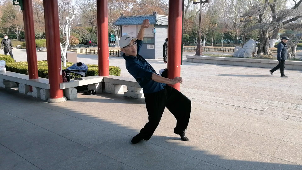 66岁大爷天天到济南大明湖跳舞成明湖网红