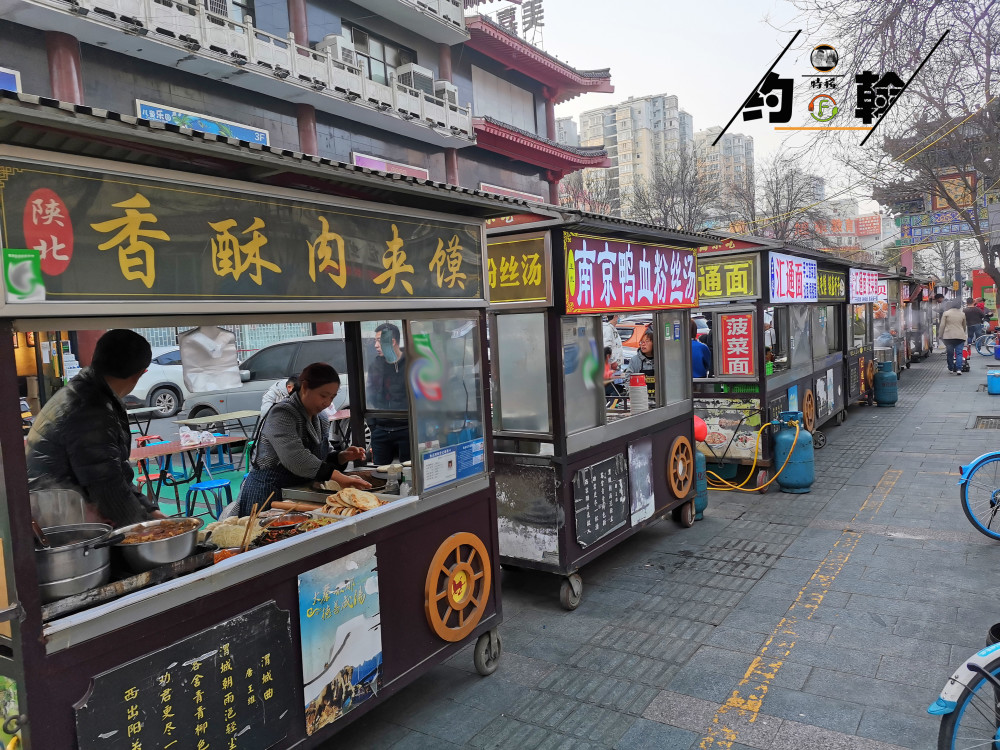 5种街边小吃,猪蹄,生蚝,小海鲜,一共花了82,两个人吃撑了