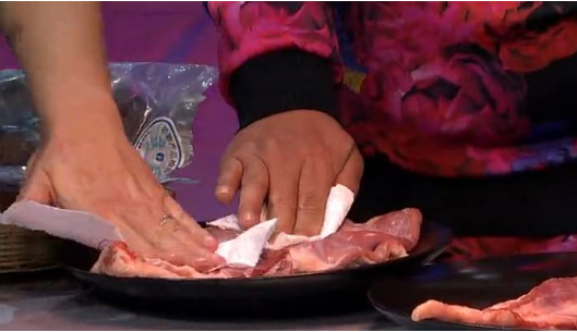 屠宰场给活羊灌水后宰杀,教你如何识别注水羊肉?_腾讯新闻