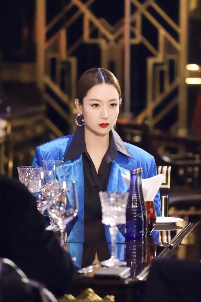 白冰怦然再心动身材管理获赞电光蓝丝绒西装复古甜飒