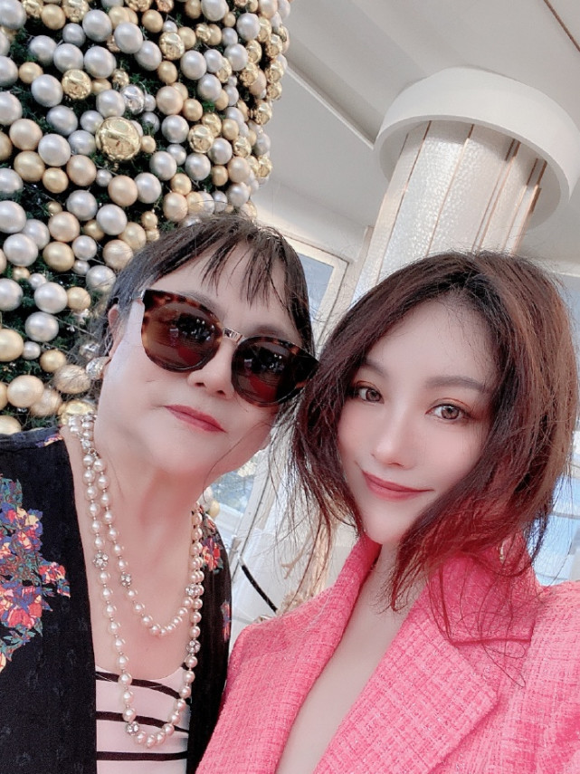 沈腾姐姐47岁仍单身颜值远超弟弟事业成就比沈腾只高不低