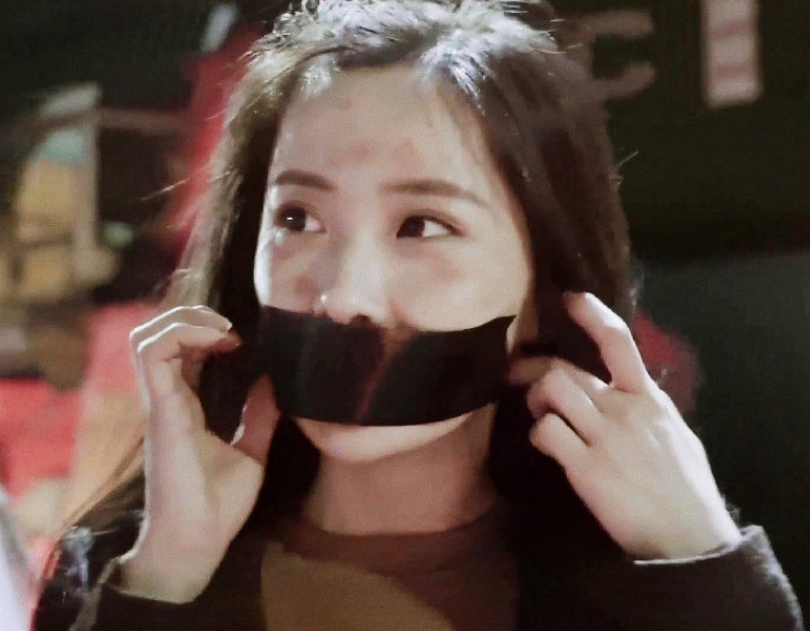 王艺瑾拍被绑戏嘴上胶布撕下时谁注意她脸部状态打脸半个偶像圈