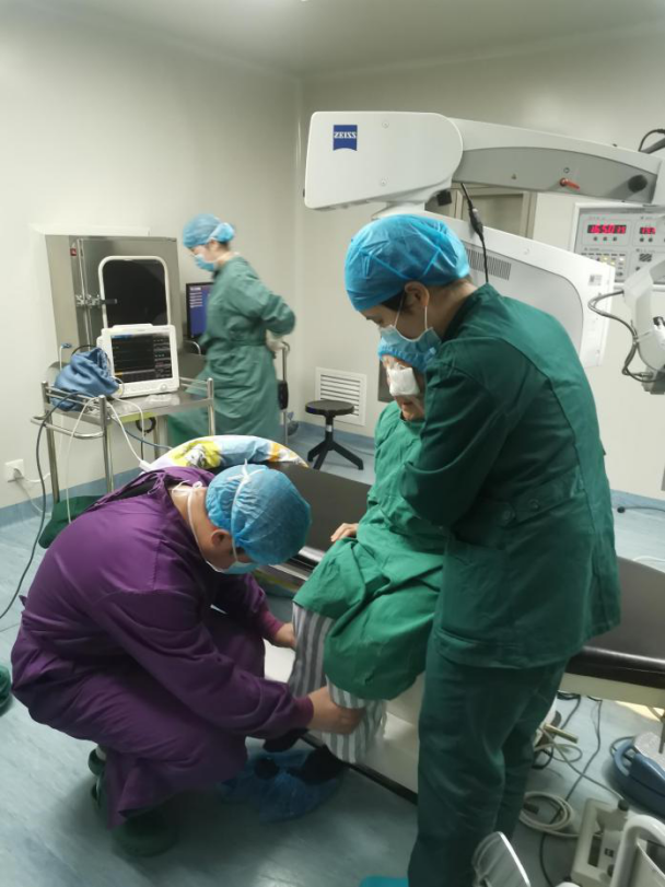 手术台上的温情一刻与80岁老人牵手连心