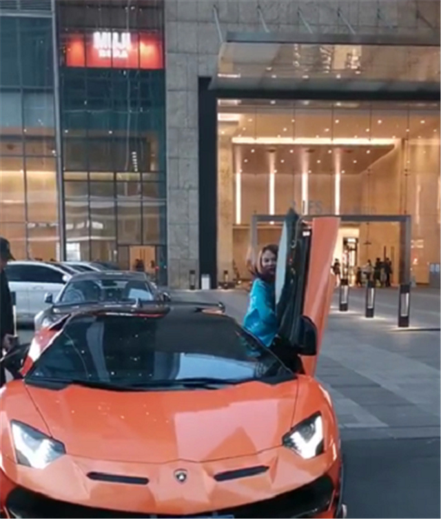 狗哥被某白富美带去兜风座驾兰博基尼svj但人比车养眼