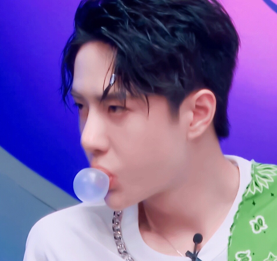 想必在王一博代言了口香糖之后,又要引起一波口香糖吹泡泡热潮了