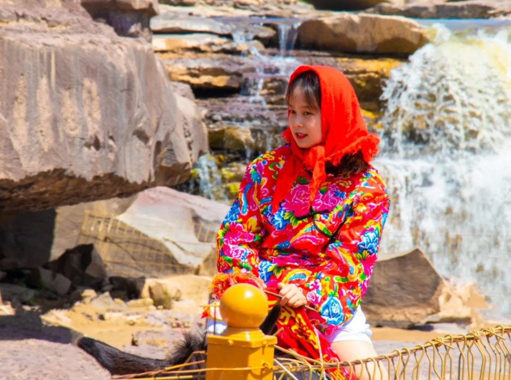 如果你热爱民俗文化穿上羊皮马褂,带上羊肚子头巾穿上碎花斜襟上衣,带