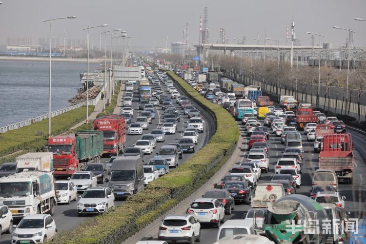 堵了青岛环湾路车辆排起长龙