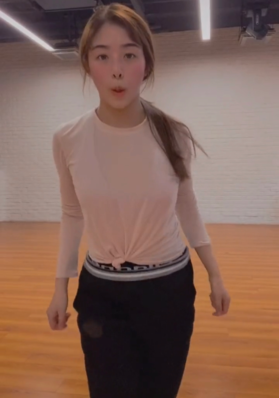 张含韵秀凌空一字马自称金晨是师傅网友身材超a太多