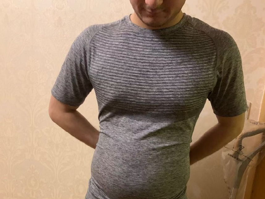 原来阿尔法,是有小肚子,一大块非常油腻,但经过长期健身后,阿尔法拥有
