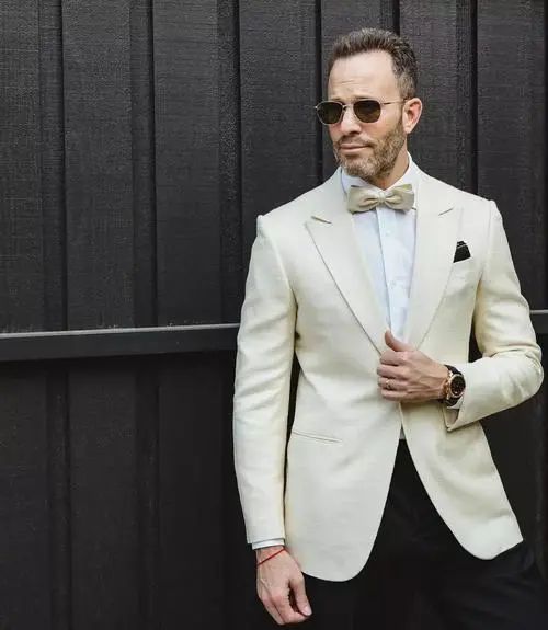 51岁张嘉译派头十足,经典黑西装配大背头,赵薇陶虹伴随身侧