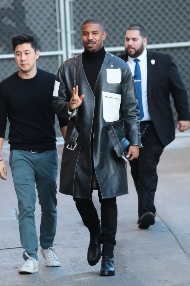 而穿上皮衣的 michael b jordan 则能够彰显出独特的奢华质感,却又不