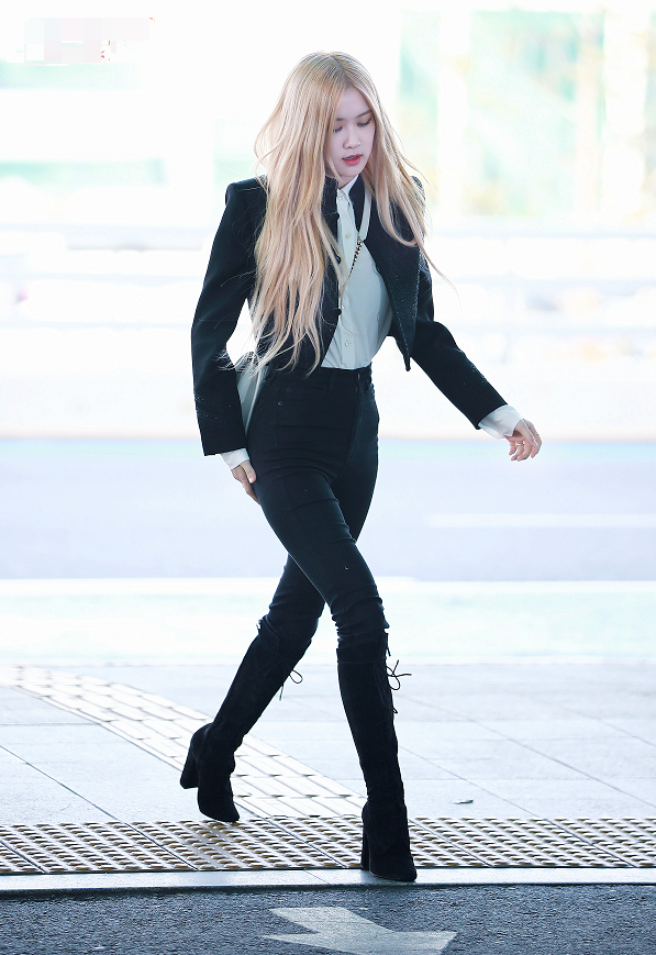 不愧是bp实力担当!朴彩英穿jk裙装嫩,漫画腿谁不羡慕