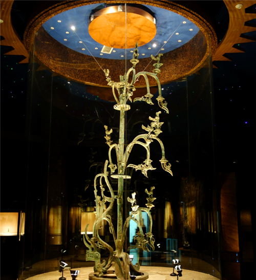 出土时碎裂成2479块花了整整10年才将其修复专家通天神树