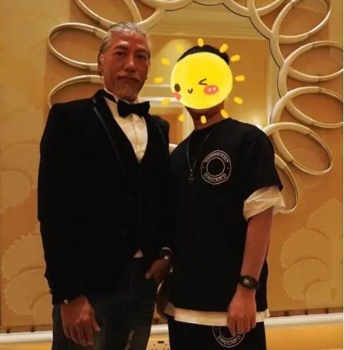 乌鸦张耀扬罕露面满头白发已变得慈眉善目58岁仍单身