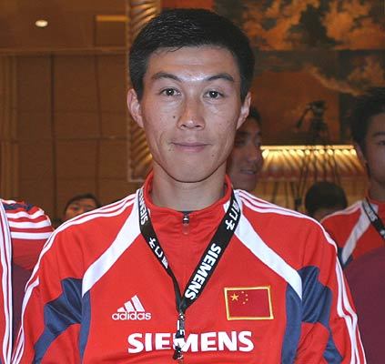 郭亿军在场上是十足的万金油,能出任中场,中卫,中锋等多个位置,1987年