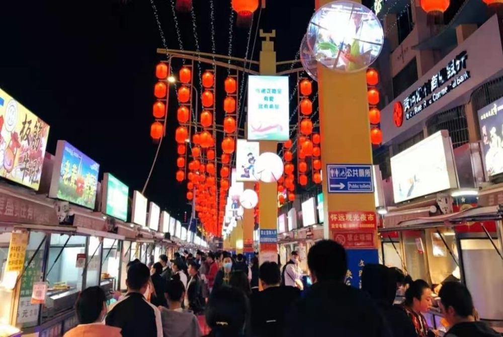 畢業之後,學生們奔向遠方,每當他們回想起大學時光,總能想起懷遠夜市