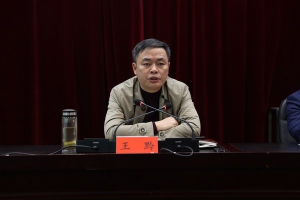 王黔主持召开云岩区政府常务会