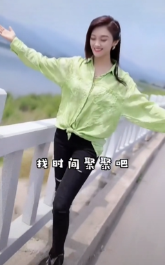 玖月奇迹王小玮近照曝光穿紧身裤秀出小鸟腿皮肤白到发光