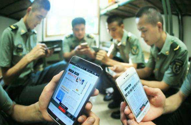 士兵违规玩手机,后果有多严重?